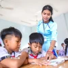 Cô giáo Thạch Thị Phắt Cà Đi tận tình hướng dẫn học sinh trong tiết học tiếng Khmer tại Trường Tiểu học Hòa Đông, xã Phước Vinh. (Ảnh: Giang Phương/TTXVN)