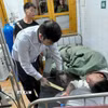 Lãnh đạo xã Bắc Hà (Lào Cai) thăm các nạn nhân bị thương do dông lốc, mưa đá đang điều trị tại Trung tâm Y tế khu vực Bắc Hà. (Ảnh: TTXVN phát)