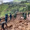 Cán bộ, chiến sỹ Đồn Biên phòng Chiềng On (Ban Chỉ huy Bộ đội Biên phòng tỉnh Sơn La) phối hợp với lực lượng của Ban Chỉ huy Quân sự, Dân quân tự xã Yên Sơn tiến hành san gạt đất đá các phương tiện lưu thông thuận lợi, đảm bảo an toàn. (Ảnh: TTXVN phát)