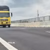 Tình trạng lún tại các móng cầu, cống trên tuyến gây ảnh hưởng đến phương tiện di chuyển. (Ảnh: Tuấn Phi/TTXVN)