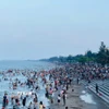 Dọc bờ biển Cửa Lò trong xanh kéo dài gần 10km đông nghịt người. (Ảnh: Bích Huệ/TTXVN)
