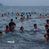 Du khách thích thú vui chơi, tắm biển dưới làn nước trong xanh của biển Cửa Lò. (Ảnh: Bích Huệ/TTXVN)