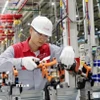 Công nhân lắp ráp ôtô tại Nhà máy Sản xuất Ôtô Thành Công Việt Hưng, Khu công nghiệp Việt Hưng (thành phố Hạ Long, tỉnh Quảng Ninh). (Ảnh: Văn Đức/TTXVN)