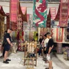 Du khách tham quan, mua sắm các sản phẩm dệt thổ cẩm Hoa Tien Brocade. (Ảnh: TTXVN phát)