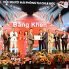 Đại sứ Việt Nam tại Đức Vũ Quang Minh trao Bằng khen của Chủ tịch Ủy ban Nhân dân thành phố Hải Phòng tặng Hội người Hải Phòng tại Đức. (Ảnh: Thanh Tùng/TTXVN)