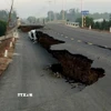 Hiện trường vụ sụt, lún tại chân cầu Hòa Bình, thuộc xã Hòa Hội, huyện Châu Thành. (Ảnh: TTXVN phát)