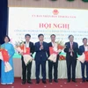 Trao quyết định thành lập Sở Tài chính tỉnh Hà Nam trên cơ sở hợp nhất Sở Tài chính và Sở Kế hoạch và Đầu tư. (Ảnh: Nguyễn Chinh/TTXVN)