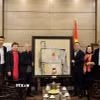 Đại diện Hội Mỹ thuật Việt Nam trao tượng trưng tác phẩm cho Bảo tàng Mỹ thuật Việt Nam. (Ảnh: Phương Lan/ TTXVN)