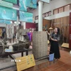 Du khách tham quan nhà trưng bày nông cụ thuộc Điểm du lịch giảm nhựa Cầu ngói Thanh Toàn. (Ảnh: Mai Trang/TTXVN)