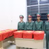 Các chiến sỹ chuẩn bị đưa mẫu hài cốt đi giám định ADN. (Ảnh: Ngọc Thiện/TTXVN)