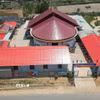 Lớp học tạm của Trường Tiểu học Blahê, xã A Vương được dựng tại một ngôi chợ mới xây, chưa đưa vào hoạt động trên địa bàn. (Ảnh: Xuân Quý/TTXVN)