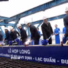 Lãnh đạo tỉnh Nam Định thực hiện nghi thức hợp long Cầu Lạc Quần mới. (Ảnh: Thái Thuần/TTXVN)