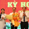 Phó Bí thư Thường trực Tỉnh ủy, Chủ tịch Hội đồng Nhân dân tỉnh Tôn Ngọc Hạnh và Chủ tịch Ủy ban Nhân dân tỉnh Võ Tấn Đức chúc mừng ông Nguyễn Kim Long được bầu giữ chức Phó Chủ tịch Ủy ban Nhân dân tỉnh. (Ảnh: Sỹ Tuyên/TTXVN)