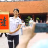 Phụ huynh và thí sinh đến Văn Miếu-Quốc Tử Giám cầu may mắn và xin chữ “Đạt” trước kỳ tuyển sinh vào lớp 10. (Ảnh: Lê Đông/TTXVN)