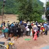 Người dân các bản còn cô lập nhận lương thực, thực phẩm, nhu yếu phẩm từ các hoạt động thiện nguyện tại bản Xiềng Tắm (xã Mỹ Lý, tỉnh Nghệ An) trước khi đưa xuống thuyền để chở về bản làng. (Ảnh: Xuân Tiến/TTXVN)