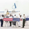 Một buổi lễ trao trả hài cốt quân nhân Hoa Kỳ tại sân bay Nội Bài (1995). (Ảnh: TTXVN)