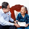 Chủ tịch Quốc hội Trần Thanh Mẫn thăm, tặng quà Mẹ Việt Nam Anh hùng Nguyễn Thị Kim Hoa. (Ảnh: Doãn Tấn/TTXVN)