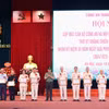 Thiếu tướng Nguyễn Thanh Tùng, Giám đốc Công an thành phố Hà Nội trao Giấy khen cho các đồng chí có nhiều đóng góp trong hoạt động của Ban liên lạc chiến trường B,C,K. (Ảnh: Phạm Kiên/TTXVN)