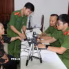 Phòng Cảnh sát Quản lý Hành chính về trật tự xã hội (PC06) Công an Thành phố Hồ Chí Minh thực hiện các thủ tục thu mẫu thu mẫu AND. (Ảnh: Thanh Vũ/TTXVN)