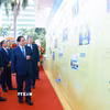 Thủ tướng Phạm Minh Chính tham quan trưng bày ảnh 30 năm thành lập Tổng Công ty Hàng không Việt Nam. (Ảnh: Dương Giang/TTXVN)