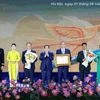 Thủ tướng Phạm Minh Chính trao Bằng khen tặng Tổng Công ty Hàng không Việt Nam. (Ảnh: Dương Giang/TTXVN)