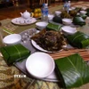 Mâm lễ cúng cơm mới của người Thái chỉ có các món làm từ cá hấp, nướng cùng những gói xôi đồ từ lúa nương. (Ảnh: Trọng Đạt/ TTXVN)