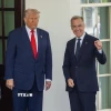 Tổng thống Mỹ Donald Trump (giữa) và Thủ tướng Canada Mark Carney (phải) tại cuộc gặp ở Nhà Trắng, Washington, D.C., ngày 6/5/2025. (Ảnh: THX/TTXVN)