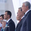 Tổng Bí thư Tô Lâm và Tổng thống Kazakhstan Kassym-Jomart Tokayev tham dự buổi lễ duyệt binh kỷ niệm 80 năm Ngày Chiến thắng phátxít 9/5. (Ảnh: TTXVN)