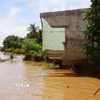 Nhiều căn nhà của người dân ở ấp Tân Quới, xã Tân Long (Đồng Tháp) bị sạt lở xuống sông Tiền. (Ảnh: Nhựt An/TTXVN)