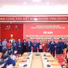 Đồng chí Trần Cẩm Tú và đồng chí Nguyễn Trọng Nghĩa trao Quyết định thành lập Đảng bộ cơ quan Ban Tuyên giáo và Dân vận Trung ương. (Ảnh: Phương Hoa/ TTXVN)
