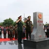 Đại tướng Phan Văn Giang, Ủy viên Bộ Chính trị, Bộ trưởng Bộ Quốc phòng Việt Nam cùng Phó Thủ tướng, Bộ trưởng Bộ Quốc phòng Campuchia Samdech Pichay Sena Tea banh thực hiện nghi thức chào cột mốc 69 biên giới Việt Nam-Campuchia trong Giao lưu Quốc phòng biên giới Việt Nam-Campuchia lần thứ nhất” ở tỉnh Đồng Nai. (Ảnh: Sỹ Tuyên/TTXVN)