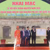 Ông Hoàng Đạo Cương, Thứ trưởng Bộ Văn hóa, Thể thao và Du lịch trao Bằng chứng nhận Di sản Văn hóa phi Vật thể Quốc gia Lễ hội Đền Thánh Nguyễn cho đại diện xã Tiến Thắng, huyện Gia Viễn, tỉnh Ninh Bình. (Ảnh: Thùy Dung/TTXVN)