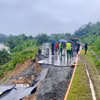 Theo ghi nhận tại hiện trường, toàn bộ phần mặt đường dài khoảng 30 mét đã bị đứt gãy, sạt trượt hoàn toàn xuống phía ta luy âm, giáp bờ sông Hồng. (Ảnh: TTXVN phát)