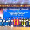 Trao Bằng cho các sinh viên tốt nghiệp loại Giỏi. (Ảnh: Ánh Tuyết/TTXVN)