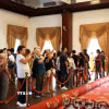 Đoàn khách quốc tế tham quan Phòng Khánh tiết Dinh Độc Lập trong ngày đầu năm mới 2025. (Ảnh: Hồng Đạt/TTXVN)