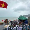 Cờ Tổ quốc tung bay tại Mũi Đại Lãnh trong lễ chào cờ. (Ảnh: Tường Quân/TTXVN)
