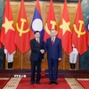 Tổng Bí thư Tô Lâm và Tổng Bí thư, Chủ tịch nước Lào Thongloun Sisoulith chụp ảnh chung trước hội đàm. (Ảnh: Thống Nhất/TTXVN)