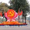 Biểu tượng búa liềm, cờ Đảng, cờ Tổ quốc được bố trí trang trọng tại nút giao Điện Biên Phủ-Độc Lập-Chu Văn An, chào mừng Đại hội đại biểu toàn quốc lần thứ XIV của Đảng. (Ảnh: Vũ Quang/TTXVN)