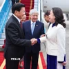 Phó Chủ tịch Thường trực Quốc hội Đỗ Văn Chiến và Phó Chủ tịch nước Võ Thị Ánh Xuân đón Tổng Bí thư Ban Chấp hành Trung ương Đảng Nhân dân cách mạng Lào, Chủ tịch nước Cộng hòa Dân chủ Nhân dân Lào Thongloun Sisoulith tại sân bay Quốc tế Nội Bài. (Ảnh: Minh Đức/TTXVN)
