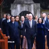 Thủ tướng Phạm Minh Chính và Thủ tướng New Zealand Christopher Luxon nghe giới thiệu về các bia tiến sỹ tại Văn Miếu-Quốc Tử Giám (Hà Nội). (Ảnh: Dương Giang/TTXVN)