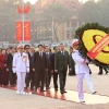 Đoàn lãnh đạo, nguyên lãnh đạo Đảng, Nhà nước đặt vòng hoa và vào Lăng viếng Chủ tịch Hồ Chí Minh. (Ảnh: An Đăng/TTXVN)