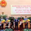 Phó Bí thư Thành ủy, Chủ tịch Ủy ban Nhân dân thành phố Hà Nội Vũ Đại Thắng và Chủ tịch Hội đồng Nhân dân thành phố Phùng Thị Hồng Hà chúc mừng các đồng chí vừa được kiện toàn các chức danh lãnh đạo. (Ảnh: Văn Điệp/TTXVN)