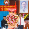 Phó Chủ tịch Ủy ban Nhân dân tỉnh An Giang Lê Văn Phước (phải) tặng hoa mừng Ban Trị sự Trung ương Giáo hội Phật giáo Hòa Hảo. (Ảnh: Công Mạo/TTXVN)