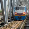 Tàu hỏa qua cầu Đuống. (Nguồn: TTXVN)