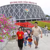 Đông đảo du khách đến tham quan Bảo tàng Chiến thắng Điện Biên Phủ. (Ảnh: Xuân Tư/TTXVN)
