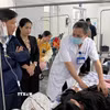 Các bệnh nhân nghi bị ngộ độc thực phẩm đang được điều trị tại Bệnh viện Đa khoa khu vực Hướng Hóa. (Ảnh: TTXVN phát)