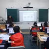 Sử dụng thiết bị trình chiếu và bảng thông minh tại giờ học Tiếng Anh của Trường Trung học Phổ thông Dân tộc nội trú tỉnh Lạng Sơn. (Ảnh: Anh Tuấn/TTXVN)