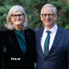 Toàn quyền Australia Sam Mostyn và Phu quân. (Ảnh: TTXVN phát)