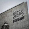 Biểu tượng Nestle tại trụ sở tập đoàn ở Vevey, Thụy Sĩ. (Ảnh: Getty Images/TTXVN)