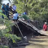 Các lực lượng xã Tam Giang hỗ trợ người dân khắc phục hậu quả vụ sạt lở. (Ảnh: TTXVN phát)